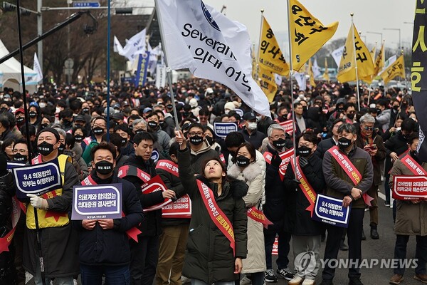 3일 오후 서울 여의도공원 옆 여의대로 인근에서 열린 의대정원 증원 및 필수의료 패키지 저지를 위한 전국의사 총궐기대회에 참가자들이 집결하고 있다. [사진=연합뉴스]