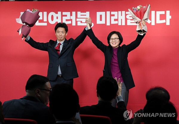 23일 여의도 당사에서 열린 비례대표 위성정당 '국민의미래' 중앙당 창당대회에서 조혜정 대표(오른쪽)와 정우창 사무총장이 포즈를 취하고 있다. 2024.2.23 [사진=연합뉴스]