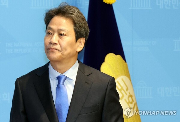 컷오프 된 후 거취를 고민하던 임종석 전 대통령비서실장이 4일 "당의 결정을 수용한다"며 당 잔류를 결정했다 [사진=연합뉴스]