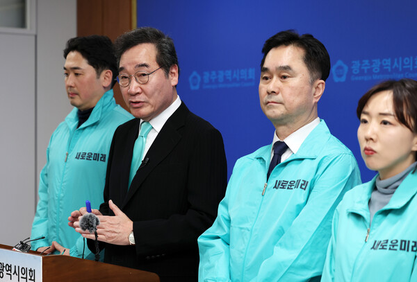 새로운미래 이낙연 공동대표가 4일 오후 광주시의회에서 총선 출마 기자회견을 하고 있다. [사진=연합뉴스]