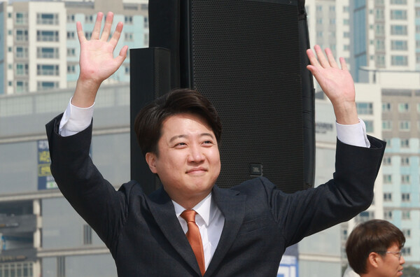 개혁신당 이준석 대표가 4일 오후 경기도 화성시 정조로 동탄호수공원에서 제22대 국회의원선거 화성을 출마 선언 기자회견에 앞서 지지자들에게 손을 흔들고 있다. [사진=연합뉴스]