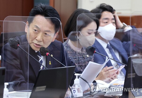 더불어민주당 고영인 의원이 12일 서울 여의도 국회에서 열린 보건복지위원회의 한국보건산업진흥원, 한국건강증진개발원, 대한적십자사, 국립중앙의료원 등 국정감사에서 질의하고 있다. 2022.10.12 [사진=연합뉴스]