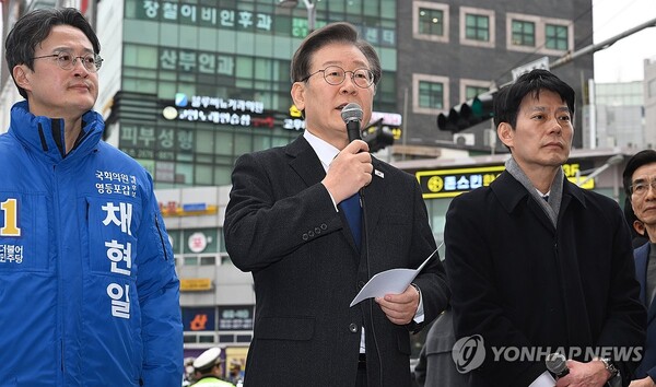 더불어민주당 이재명 대표가 5일 서울 영등포역 앞에서 긴급 현장기자회견을 하고 있다. 이 대표는 회견에서 최근 불거진 사천 논란과 김영주 부의장의 탈당 및 국민의힘 입당을 비판했다. 2024.3.5 [사진=연합뉴스]