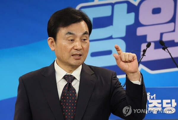 더불어민주당 안규백 전략공천관리위원장이 29일 서울 여의도 중앙당사에서 전략공관위 회의 결과를 발표한 뒤 취재진 질문에 답하고 있다. 2024.2.29 [사진=연합뉴스]