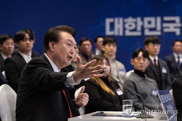 정부와 여당이 의대 증원에 반발하는 의사 단체와 강대강 대치를 이어가고 있다. 윤석열 대통령은 "지난 정부처럼 지나가지 않겠다"며 협상 의지가 없음을 못 박았다 [사진=연합뉴스]