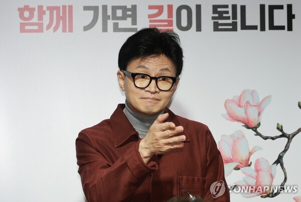 국민의힘 한동훈 비상대책위원장이 7일 오전 서울 여의도 국민의힘 당사로 출근하며 취재진의 질문에 답하고 있다. 2024.3.7 [사진=연합뉴스]