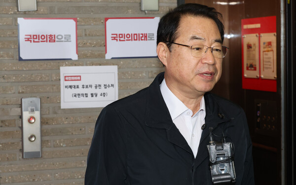 국민의힘 정영환 공천관리위원장이 6일 오전 여의도 당사에서 출근길에 기자들의 질문에 답하고 있다. [사진=연합뉴스]