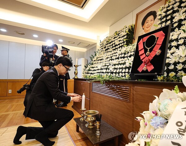 국민의힘 한동훈 위원장은 8일 오전 서울대병원 장례식장에 마련된 김영삼 전 대통령 부인 손명순 여사의 빈소를 찾아 애도를 표했다 [사진=연합뉴스]