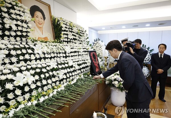 개혁신당 이준석 대표가 8일 오후 김영삼 전 대통령의 부인 손명순 여사 빈소에서 조문하고 있다. [사진=공동취재]