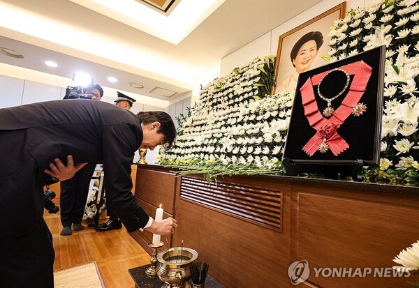 조국혁신당 조국 대표가 8일 김영삼 전 대통령 부인 손명순 여사의 빈소를 찾아 조문하고 있다. [사진=공동취재]