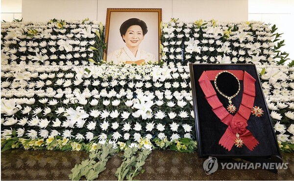  김영삼 전 대통령 부인 손명순 여사 빈소가 8일 8일 서울 종로구 서울대병원 장례식장에 마련되었다. 여야 정치권과  한덕수 국무총리, 대통령실 등 정치권이 모두 빈소를 찾아 조문했다. [사진=공동취재]