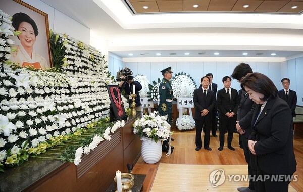 녹색정의당 심상정 원내대표와 김준우 상임대표가 손명순 여사 빈소를 찾아 조문했다. [사진=공동취재]