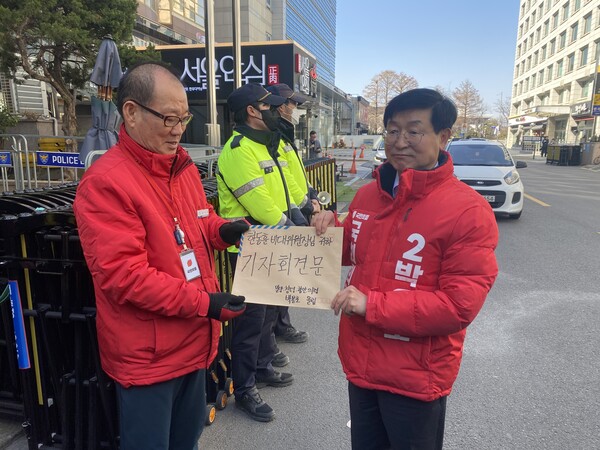 박용호 예비후보는  6일 기자 회견문을 낭독한 후 한동훈 비대위원장에게 "경선을 통한 재공천 또는 무공천"을  호소하는 취지의 기자회견문을 당직자를 통해 전달했다.[사진=폴리뉴스]