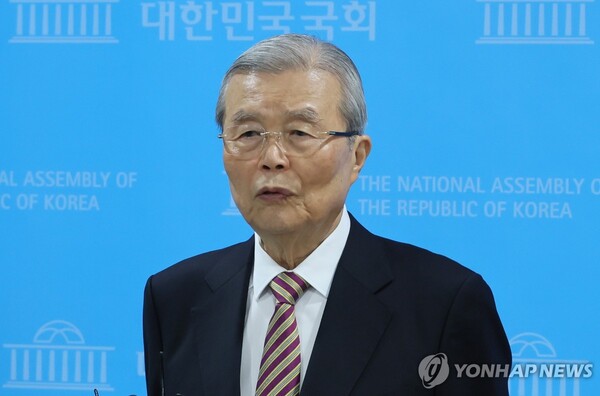 개혁신당 김종인 공천관리위원장이 11일 국회 소통관에서 제2차 개혁신당 공천관리위원회 브리핑을 한 후 취재진의 질문에 답하고 있다. 2024.3.11 [사진=연합뉴스]