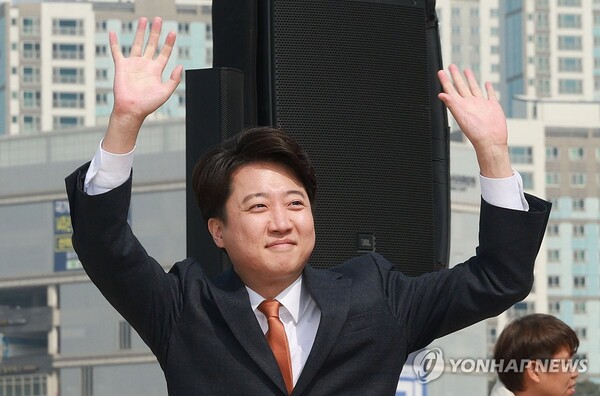 개혁신당 이준석 대표가 4일 오후 경기도 화성시 정조로 동탄호수공원에서 제22대 국회의원선거 화성을 출마 선언 기자회견에 앞서 지지자들에게 손을 흔들고 있다. 2024.3.4 [사진=연합뉴스]