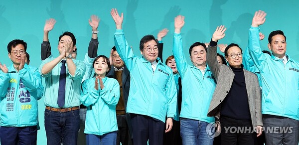 이낙연 새로운미래 공동대표가 10일 오후 광주 서구 김대중컨벤션센터에서 열린 당원 집회·필승 결의대회에서 당 지도부와 기념사진을 찍고 있다. 2024.3.10 [사진=연합뉴스]