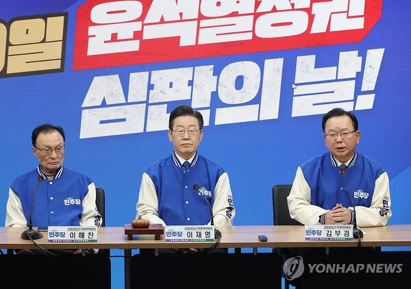 더불어민주당 선거대책위원회 상임공동선대위원장을 맡은 김부겸 전 국무총리(오른쪽)가 13일 여의도 당사에서 열린 중앙선거대책회의에서 발언을 하고 있다. 2024.3.13 [사진=연합뉴스]