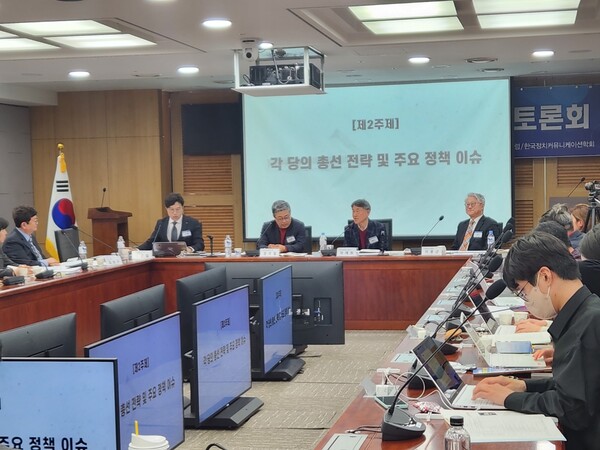 폴리뉴스는 13일 오후 국회의원회관 제1세미나실에서 '22대 총선전망 토론회'를 열고 '각당의 총선전략 및 주요 정책이슈'에 대해 열띤 토론을 벌였다. [사진=전희재 폴리뉴스 PD]