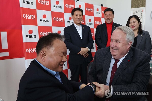 인요한 전 국민의힘 혁신위원장이 13일 대전을 방문해 4.10 총선에 출마한 이상민 의원과 인사를 나누고 있다. 2024.3.13 [사진=연합뉴스]