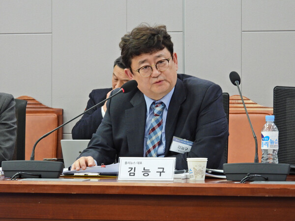 13일 열린 '22대총선 전망 토론회'에 폴리뉴스 김능구 대표가 사회를 보고있다. [사진=전희재 폴리뉴스 PD]