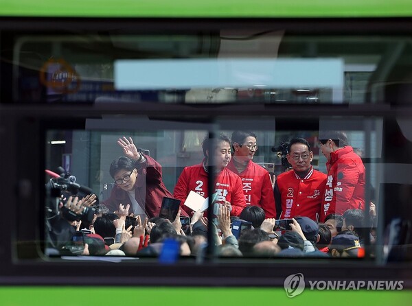 한동훈 국민의힘 비상대책위원장이 14일 부산 북구 구포시장을 찾아 부산지역 총선 후보들과 함께 지지를 호소하고 있다.[사진=연합뉴스]