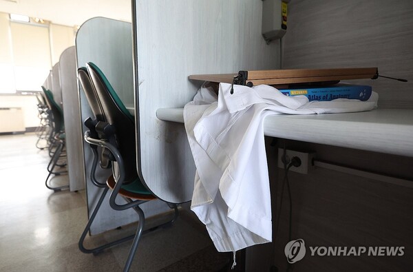 가운만 남은 의대 [사진=연합뉴스]