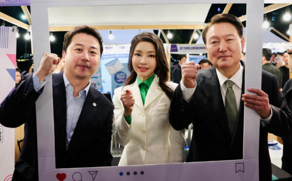 장예찬, 국민의힘 부산 수영구 공천을 받은 전 최고위원이 2023년 9월 20일 자신의 페이스북에 '역사적인 청년의 날 기념식'에 참석한 윤석열 대통령님과 김건희 여사님과 함께 기념촬영/장예찬 페이스북 캡처