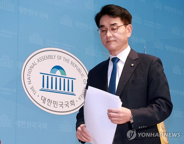 더불어민주당 박용진 의원이 17일 서울 국회 소통관에서 기자회견을 마치고 밖으로 나서고 있다. 이날 박 의원은 서울 강북을 전략 경선 참여 뜻을 밝혔다. 2024.3.17 [사진=연합뉴스]