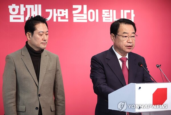 국민의힘 정영환 공천관리위원장(오른쪽)이 26일 여의도 당사에서 회의결과를 발표하고 있다. 왼쪽은 장동혁 사무총장. 2024.2.26 [사진=연합뉴스]