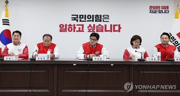 국민의힘 총괄선대위원장인 한동훈 비상대책위원장이 17일 오전 서울 여의도 중앙당사에서 열린 중앙선거대책위원장 회의에서 발언하고 있다. 왼쪽부터 안철수·윤재옥 공동선대위원장, 한동훈 위원장, 나경원·원희룡 공동선대위원장. 2024.3.17 [사진=연합뉴스]