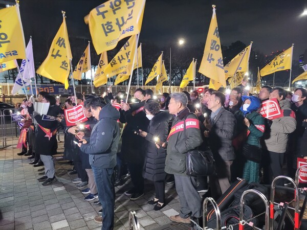 서울시의사회 소속 의사들이 15일 열린 '의대정원증원·필수의료패키지 저지를 위한 궐기대회'에 참석했다. [사진=양성모 기자]