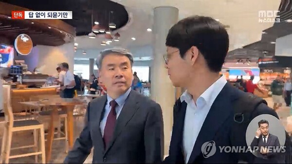 해병대 채상병 사건 수사 외압 의혹'으로 수사를 받던 중 대사로 임명돼 지난 10일 출국한 이종섭 주호주 대사 내정자가 호주 브리즈번 공항에서 캔버라로 환승하던 중 동행 취재에 나선 MBC 취재진과 단독으로 만나 대화하고 있다. 2024.3.11 [MBC 제공. 재판매 및 DB 금지] [사진=연합뉴스]