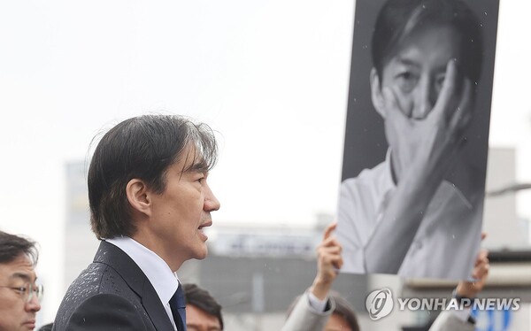 조국혁신당 조국 대표와 비례대표 후보자 등이 19일 용산 대통령실 앞에서 관권선거 중단 등을 요구하며 정권 비판 기자회견을 하고 있다. 2024.3.19 [사진=연합뉴스]