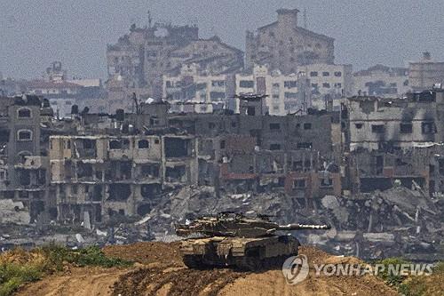 가자지구에 배치돼 있는 이스라엘 전차 [사진=AP=연합뉴스]