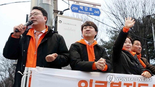 개혁신당 천하람 변호사(사진 맨 왼쪽)가 이준석(가운데) 대표, 양향자(사진 오른쪽) 원내대표와 2월 1일 전남 순천시를 찾아 정책홍보를 하고 있다. [연합뉴스 자료사진]