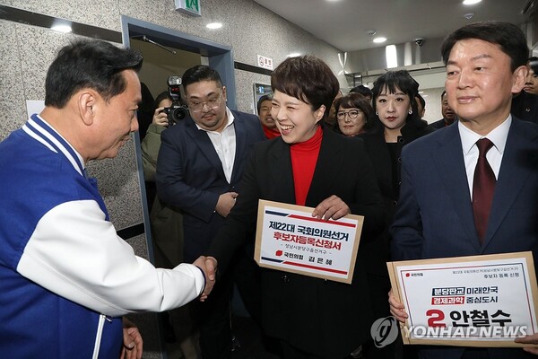 총선 후보 등록 첫날인 21일 오전 경기도 성남시 분당 선관위 앞에서 경기 성남분당에 출마한 더불어민주당 분당갑 이광재 후보와 국민의힘 분당갑 안철수, 분당을 김은혜 후보가 마주쳐 인사하고 있다. 2024.3.21 [사진=연합뉴스]