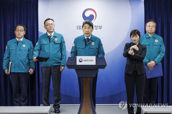 의대 정원 확대를 두고 '의정 갈등'이 계속되고 있는 20일 오후 이주호 부총리 겸 교육부 장관이 서울 종로구 정부서울청사에서 의대 정원 확대 및 대학별 배정 결과를 발표하고 있다. 2024.3.20 [사진=연합뉴스]