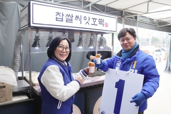 지난 19일 더불어민주당 김현정 후보가 시민들과 민생에 대해 대화를 나누고 있다. [사진=후보 제공]