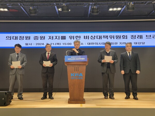 브리핑하는 김택우 의협 비대위원장 [사진=양성모 기자]