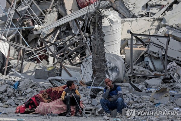폐허된 거리에 앉아있는 팔레스타인 난민들 [사진=AFP=연합뉴스]