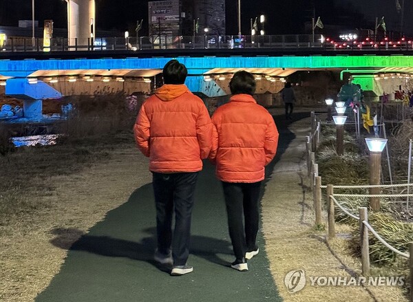 개혁신당 양향자 원내대표와 이준석 대표가 21일 경안천을 걷고 있다. 양 원내대표는 SNS에 이 사진과 자신의 거취 논란을 사과하며 내일 개혁신당으로 후보 등록을 한다는 글을 올렸다. 2024.3.21 [사진=연합뉴스]