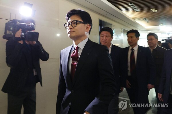 국민의힘 한동훈 비상대책위원장이 24일 서울 서대문구 신촌세브란스병원에서 열린 전국의대교수협의회 회장단 간담회에 참석하고 있다. 2024.3.24 [사진=연합뉴스]