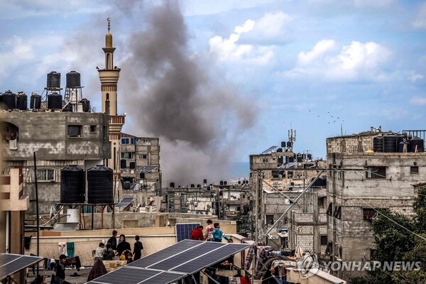 이스라엘군의 공습 이후 검은 연기가 피어오르는 가자지구 최남단 도시 라파 [사진=AFP=연합뉴스]