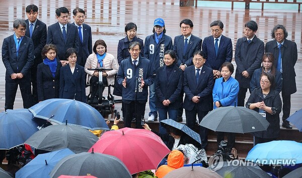 조국 대표는 부산 동백섬 등대 앞에서 출정 기자회견을 열었다 [사진=연합뉴스]