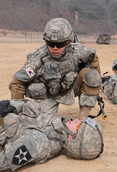 모의훈련 중 부상한 미군 병사를 한국군 병사가 보살피고 있다. [사진 출처= https://commons.wikimedia.org/wiki/File:KATUSA_soldier_from_2-9IN,_1BCT,_2ID.JPG