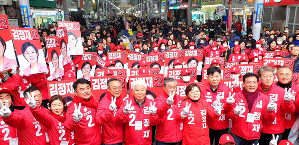 김정재 후보가 죽도시장 개풍약국앞에서 출정식을 하며 승리를 다짐하는 'V'자를 그려보이고 있다.