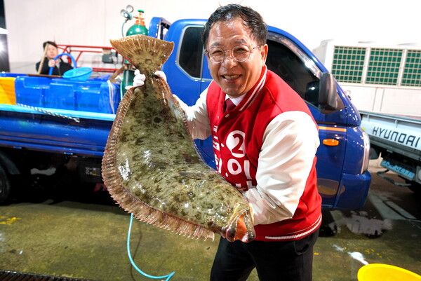 이상휘 후보가 송도 활어위판장에서 대형 물고기를 들어보이고 있다. / 사진=이상휘후보선거사무소