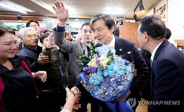 조국혁신당 조국 대표가 28일 대구 중구 한 식당에서 지지자에게 꽃다발을 받고 있다. 2024.3.28 [사진=연합뉴스]