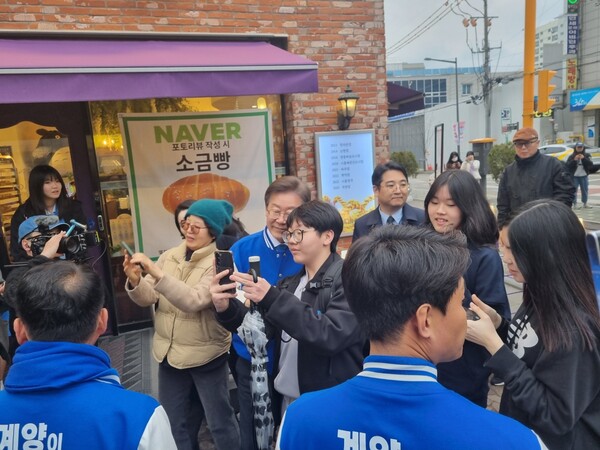 28일 오후 계양구 작전동 일대에서 거리 유세를 하는 이재명 후보와 함께 사진을 찍는 주민들. [사진= 김민주 기자]