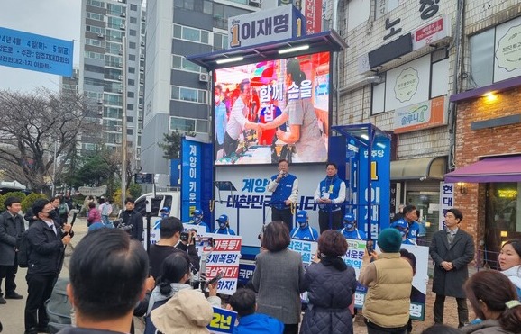 이재명 후보가 28일 오후 계양구 작전동 일대에서 유세차에 올라 연설하고 있다. [사진=김민주 기자]
